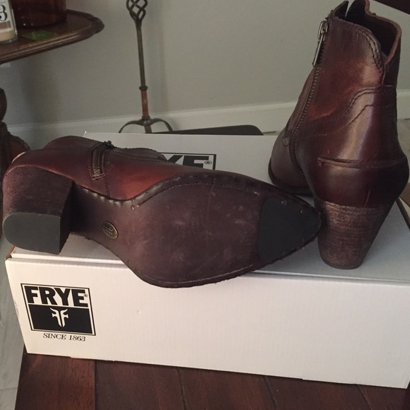 NEW - FRYE Renee Seam Short Booties - Picture 3 of 4