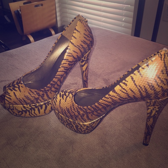 STUART WEITZMAN PUMP *NEVER WORN*