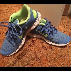 Woman's nikes, size 7.