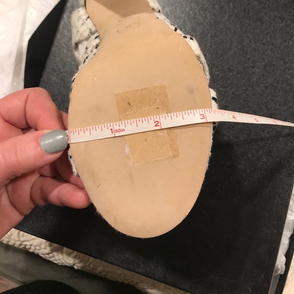 SOLD NIB CHANEL Tweed 16P Chain Sandals White Navy - Picture 6 of 7