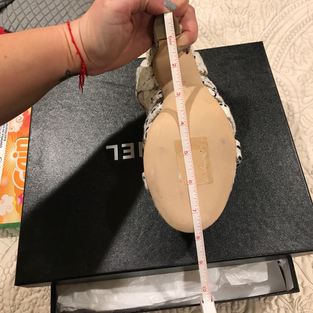 SOLD NIB CHANEL Tweed 16P Chain Sandals White Navy - Picture 7 of 7