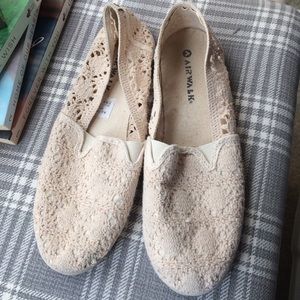 Cream/tan flats