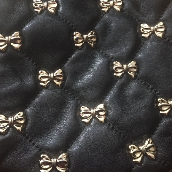 Betsey Johnson Black Leather Crossbody Purse🎀 - Picture 2 of 3