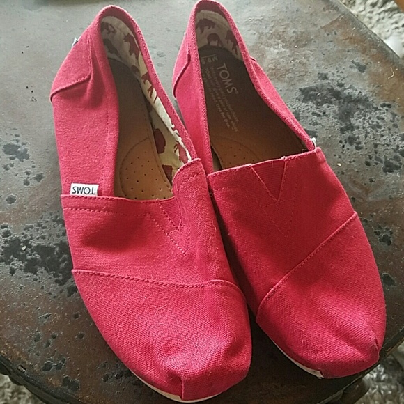 Men's red Tom's shoes