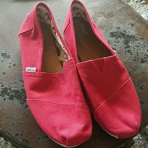 Men's red Tom's shoes