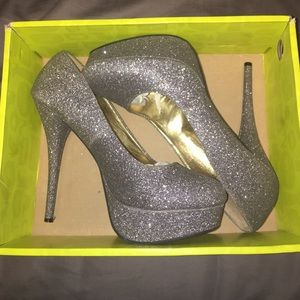 Charlotte Ruse size 9. 6" heels silver glitter
