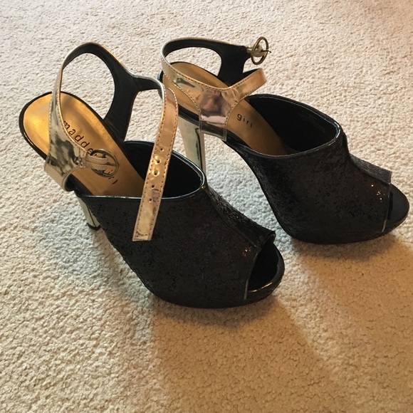 Women's peep toe pumps