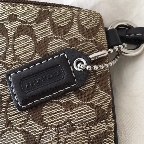 BRAND NEW - Coach wristlet in signature fabric - Picture 2 of 3