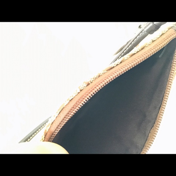 BRAND NEW - Coach wristlet in signature fabric - Picture 3 of 3