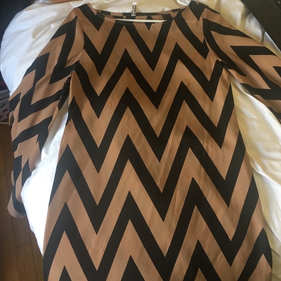 Black and brown chevron dress with wide sleeves - Picture 1 of 2