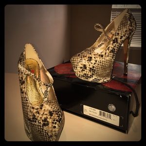 Luichiny Snakeskin Platforms size 7