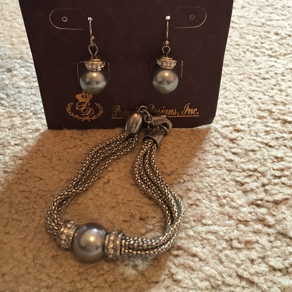 Matching jewelry set