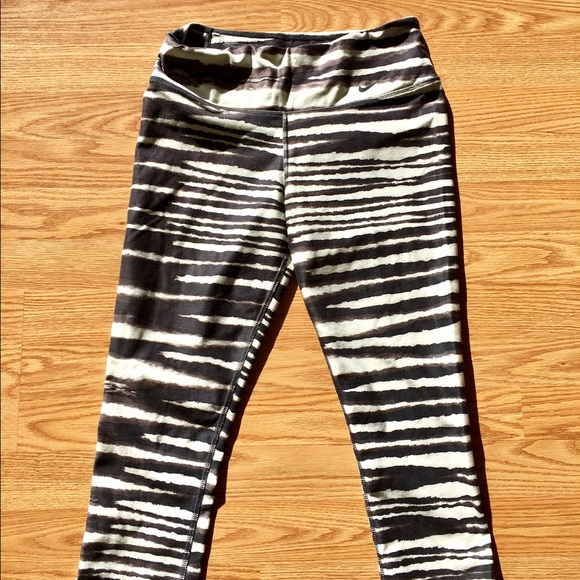 NIKE DRI FIT CAPRI LEGGINGS SMALL