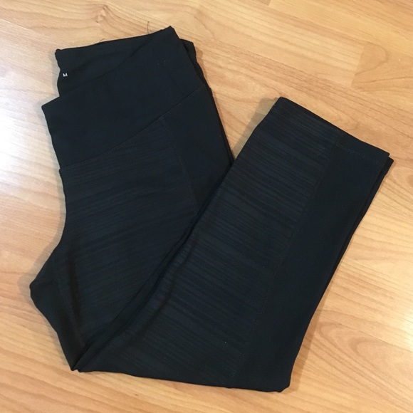 Striped detailed cropped workout leggings