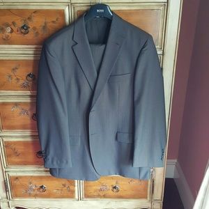 Hugo Boss 44R Men's Suit