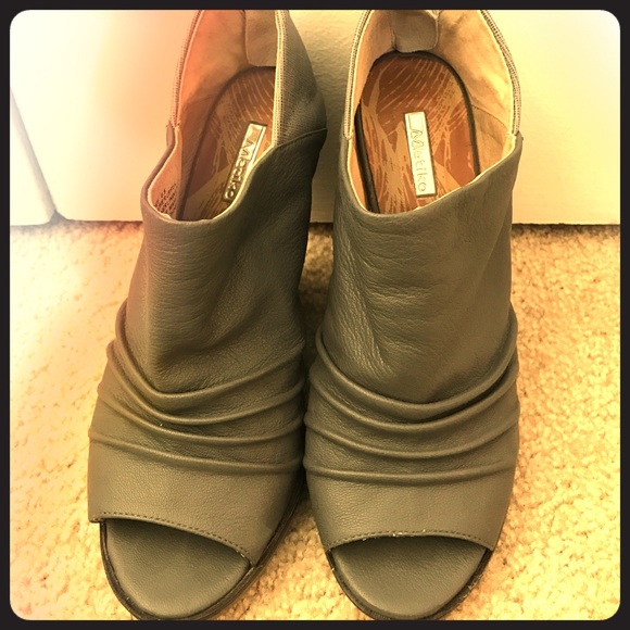 Leather wedge peep toe shoes