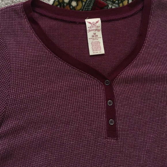 ✨HP • Maroon Print Pattern • Button Thermal Top • - Picture 2 of 5