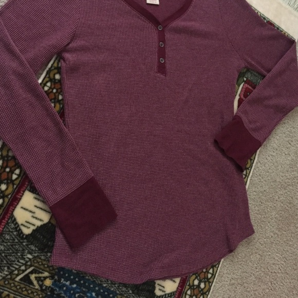 ✨HP • Maroon Print Pattern • Button Thermal Top • - Picture 4 of 5