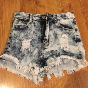 Distressed high waisted Jean shorts!