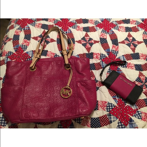 Michael kors purse and wristlet