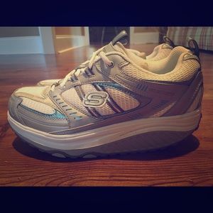 New Skechers Shape-Ups size 8.5