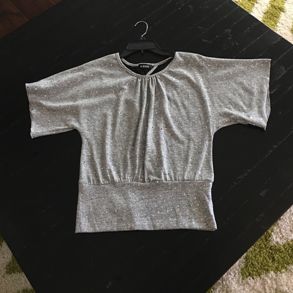 Gray mid-sleeve shirt with silver sequins.