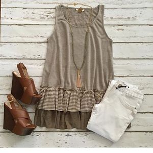 Sleeveless top with constraining ruffle bottom