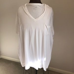 V-neck Easy Pocket Tee