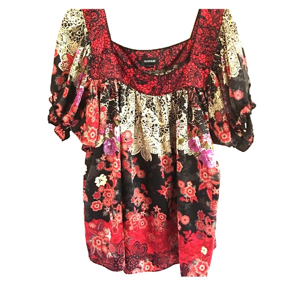 Very pretty Chinese floral themed patterned blouse