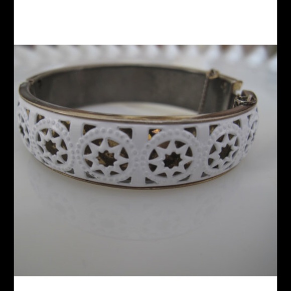 Vintage Jewelry - White and Silver Hinged Vintage Bracelet
