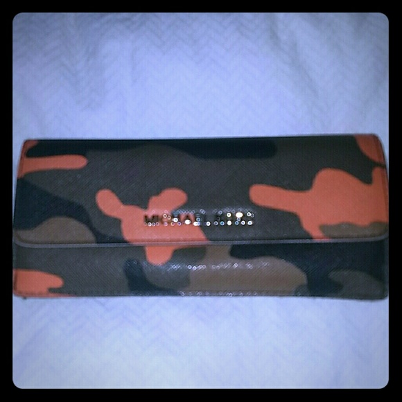 Michael Kors Handbags - Michael Kors camo wallet