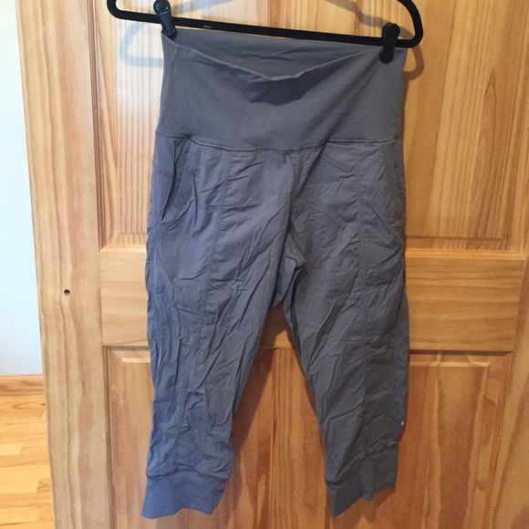 Lululemon rollover waist street to studio crops