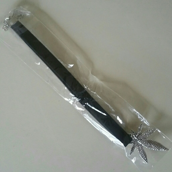 ❌SOLD OUT!❌🍁Weed Leaf Choker Necklace - Picture 3 of 4