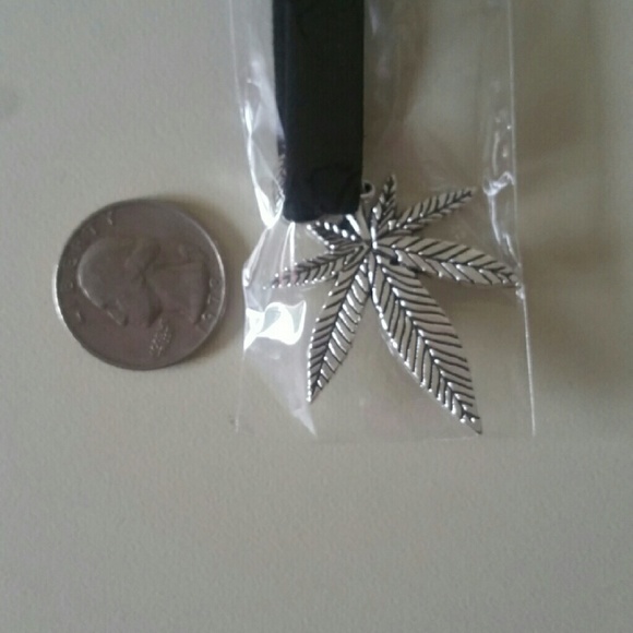 ❌SOLD OUT!❌🍁Weed Leaf Choker Necklace - Picture 4 of 4