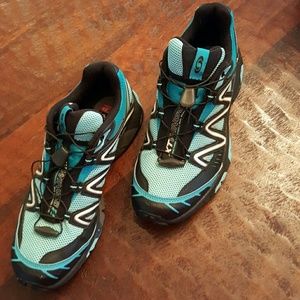 Salomon trail running shoe size 9
