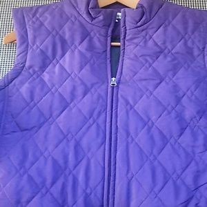 Vest with zipper closure