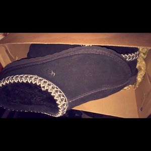Black ugg slippers SIZE 8