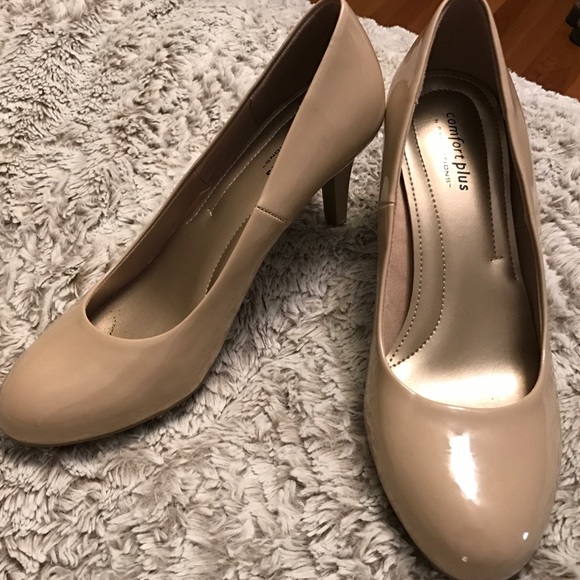 Brand New Size 9 1/2 Nude Heels