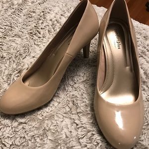 Brand New Size 9 1/2 Nude Heels