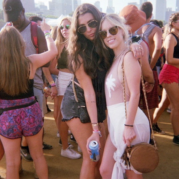 Meet your Posher, Nicole โ - Picture 2 of 3