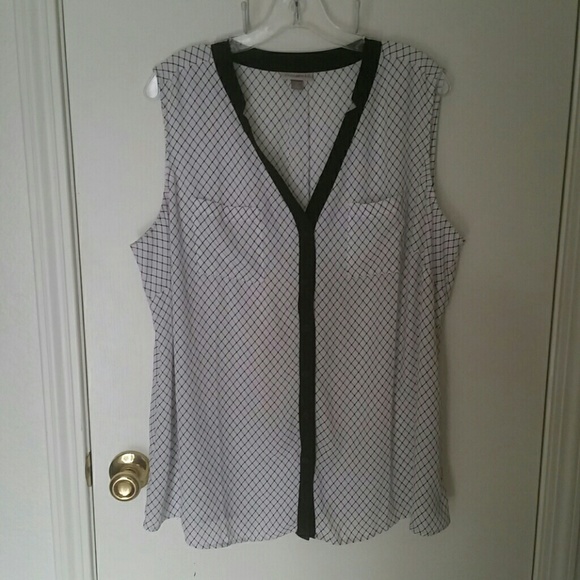 Black and white sleevless top