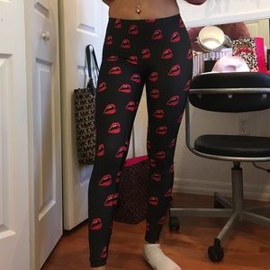 Lip printed black leggings