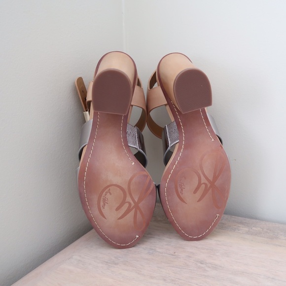 [SOLD] Sam Edelman 'Yelena' Sandal - Picture 2 of 4
