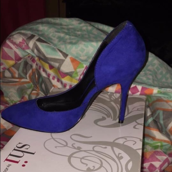 Blue pumps