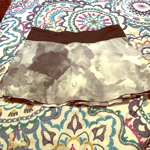 Excellent condition lululemon skirt size 6.