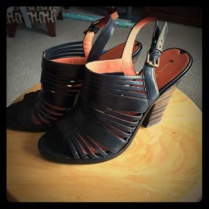 Black wedges! Very stylish!
