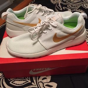 NIKE rosherun white and gold