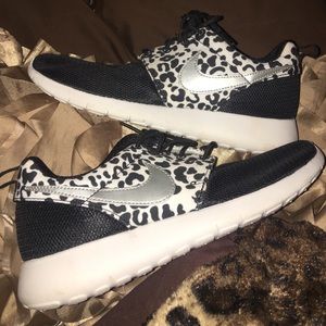Size 6 in youth, size 7.5 in women's Nike roshes