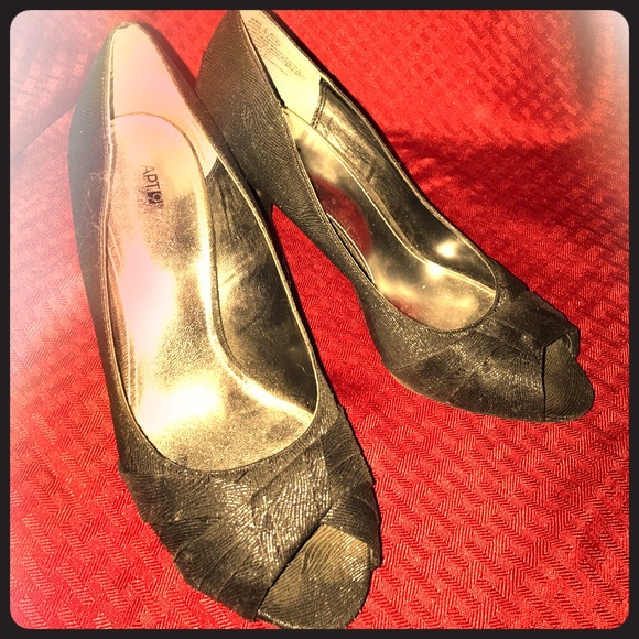 APT 9 Light patterned black peekaboo toe 👠