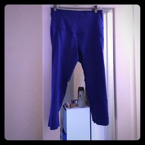 Zella electric blue cropped leggings.